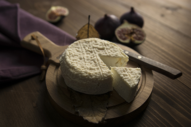 photo culinaire représentant un plateau de fromage de chevre accompagné de figues